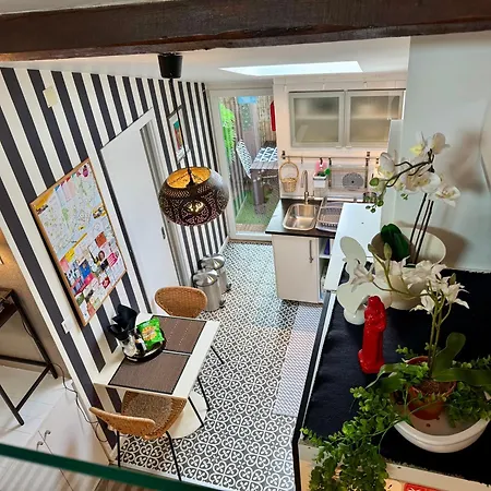 With Mezzanine Rua Da Moeda Lizbona