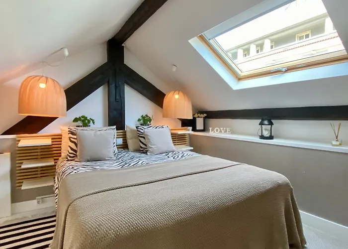 With Mezzanine Rua Da Moeda * Lisboa