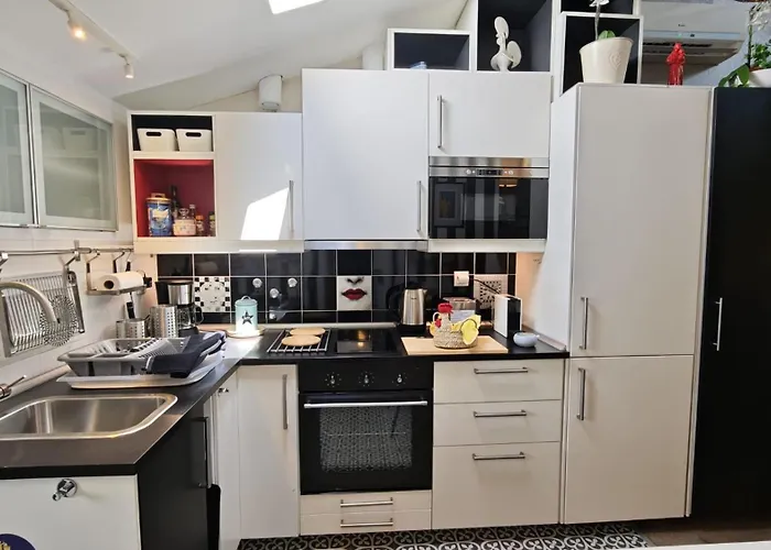 With Mezzanine Rua Da Moeda * Lisboa