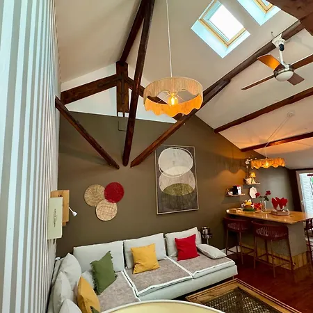 With Mezzanine Rua Da Moeda شقة