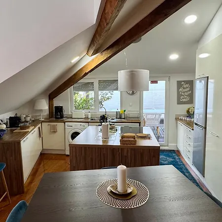 Апартаменти With Mezzanine Rua Da Moeda *