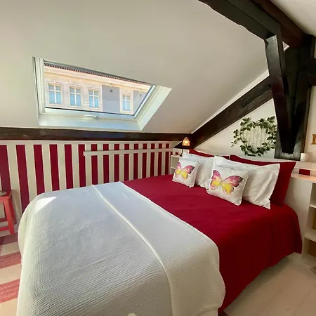 Апартаменти With Mezzanine Rua Da Moeda *